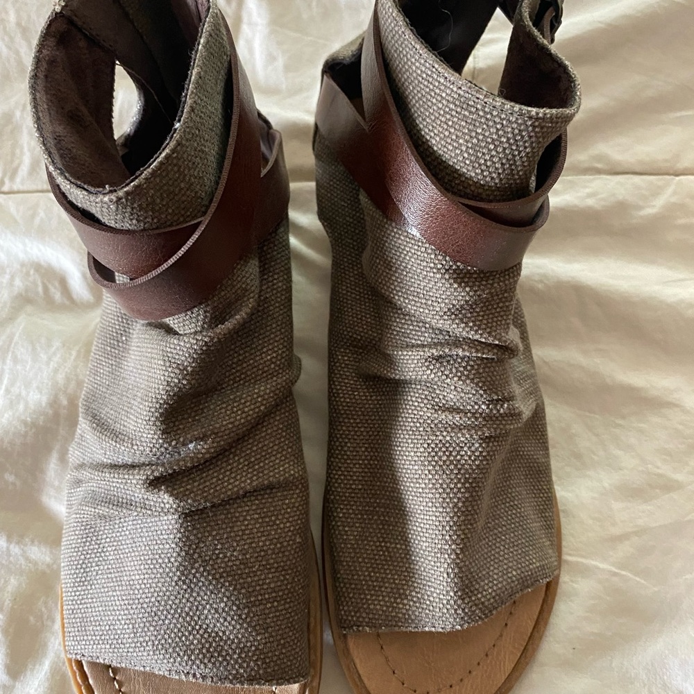 Blowfish Malibu Canvas Gladiator Style Sandal. Women's 8.